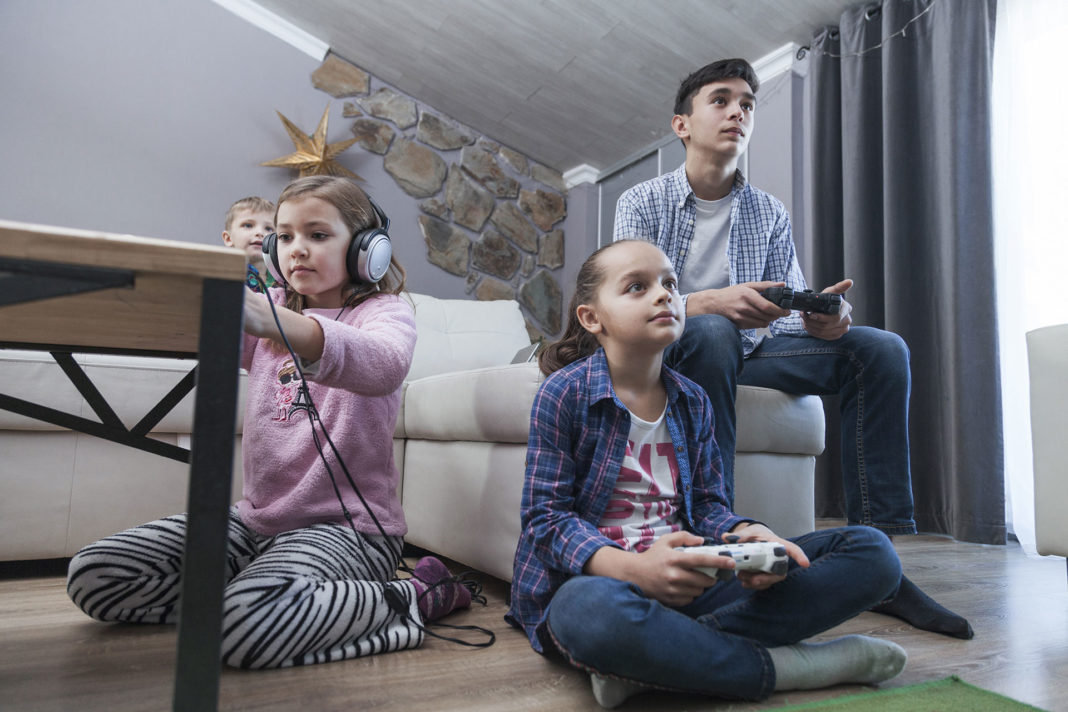 enfants-et-adolescents-jouant-a-des-jeux-video-dans-le-salon
