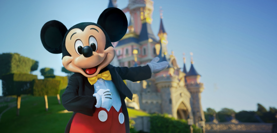 Mickey-Mouse---Disneyland-Paris
