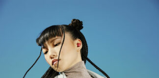 Beats Studio Buds : un son puissant dans un design compact BEATS-STUDIO-BUDS-Red_Lifestyle_FJ8A6387_RGB_v3