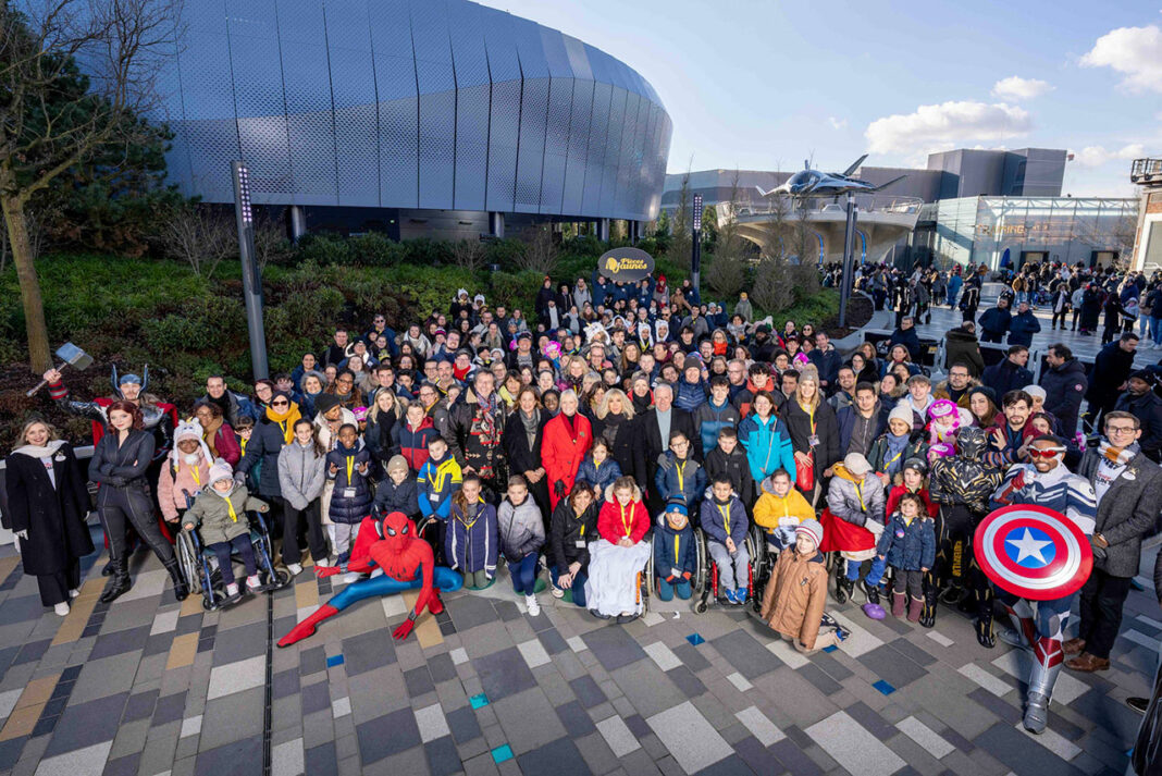 Disneyland-Paris-Pieces-Jaunes-Photo-de-groupe-scaled