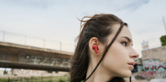 Teufel présente les AIRY TWS 2 Teufel-AIRY-TWS-2-ruby-red-lifestyle-26744