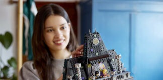 LEGO Mercredi : 2 sets et 2 BrickHeadz inspirés de la série Netflix LEGO-Mercredi-76781_Lifestyle_Cons_02