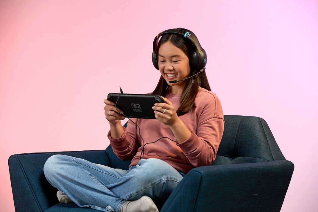 Turtle-Beach-Airlite-Fit-TB_Airlite-Fit_NSW2_Charcoal-Black_Lifestyle-1