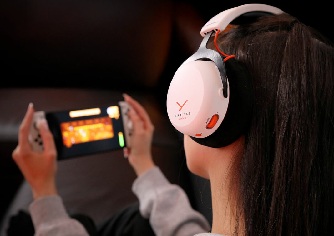 beyerdynamic_MMX150-Wireless_25-08_Girl-Couch-Switch-White_v1 beyerdynamic