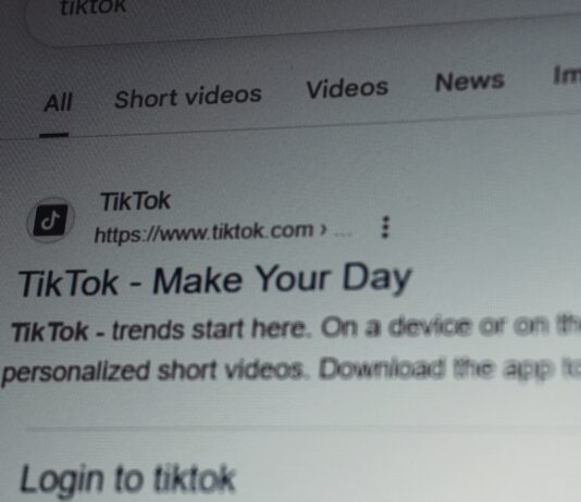 Un trailer sort, et les faux comptes arrivent dans l’heure trailer